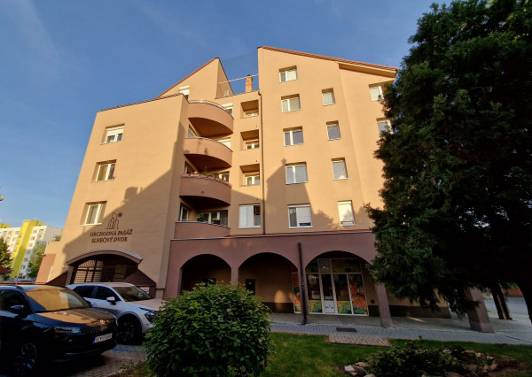 REZERVOVANÉ - SENEC – 3. izbový byt v centre mesta na Lichnerovej ulici s dvomi parkovacími miestami