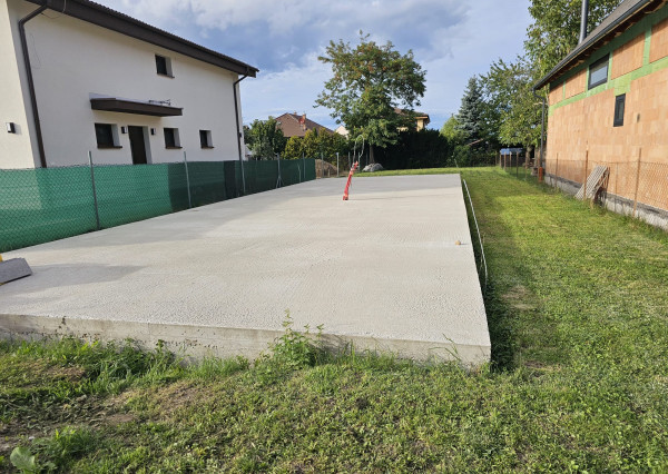 Okres Senec - BERNOLÁKOVO - NA PREDAJ stavebný pozemok so základovou doskou, projektom a stavebným povolením