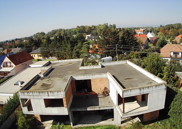 NOVÁ CENA - okr. SENEC - KRÁĽOVÁ PRI SENCI – NA PREDAJ – PRE NÁROČNÝCH rozostavaný rodinný dom v centre obce s veľkým pozemkom vyše 23á