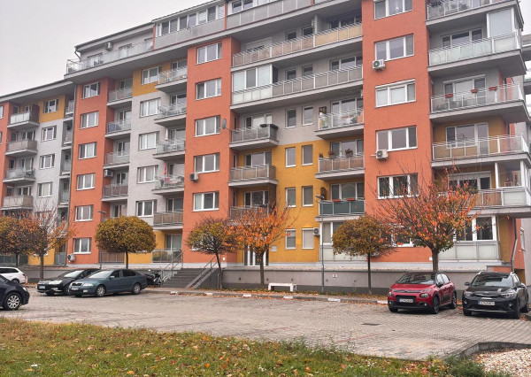 SENEC - NA PREDAJ 2 izbový byt s vlastným parkovaním, pri Striebornom jazere - ul. Zemplínska v Senci