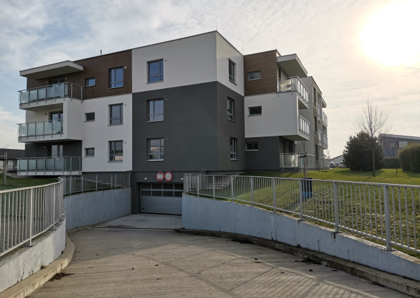 SENEC - NA PRENÁJOM - veľkometrážny 2 izbový byt s vlastným garážovým státím - Senec Gardens