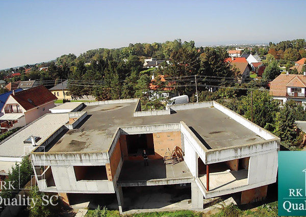 NOVÁ CENA - okr. SENEC - KRÁĽOVÁ PRI SENCI – NA PREDAJ – PRE NÁROČNÝCH rozostavaný rodinný dom v centre obce s veľkým pozemkom vyše 23á