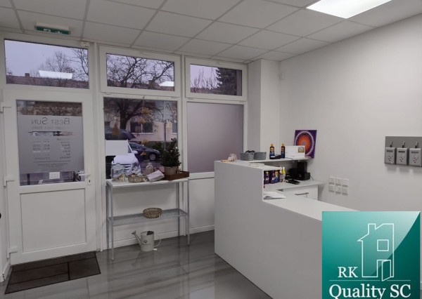 SENEC – NA PRENÁJOM – lukratívny komerčný priestor na služby, obchod alebo kancelárie na pešej zóne s parkoviskom 