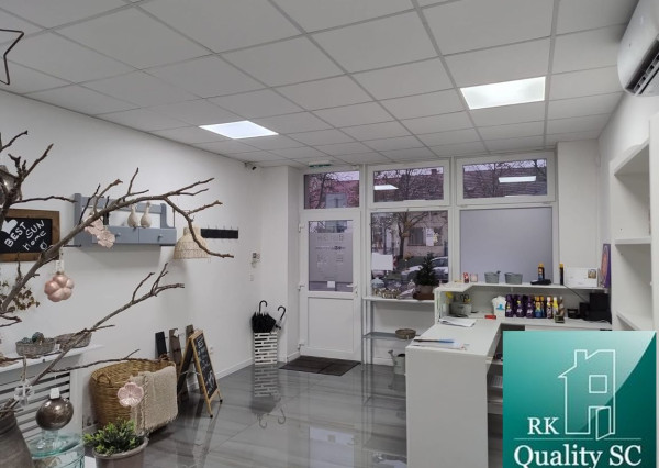 SENEC – NA PRENÁJOM – lukratívny komerčný priestor na služby, obchod alebo kancelárie na pešej zóne s parkoviskom 