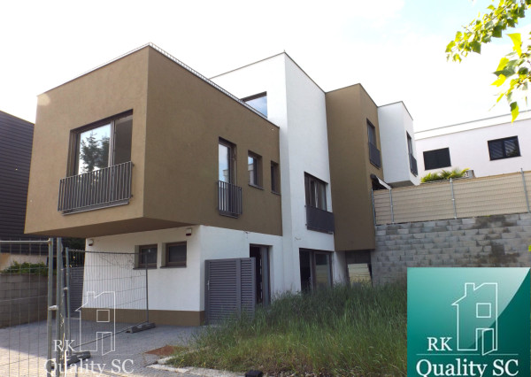 SENEC – SLNEČNÉ JAZERÁ JUH – NA PREDAJ – novostavba 3 izbového bytu s fotovoltikou v rekreačnej dvoj-chate so záhradou a parkingom