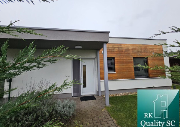 REZERVOVANÉ - SENEC Gardens – Na prenájom zariadený 4. izbový bungalov  s parkovaním pre dve autá.