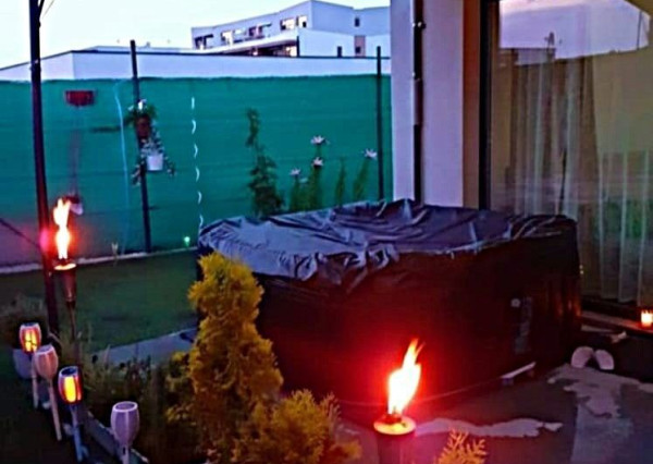 ZĽAVOVÁ KAMPAŇ - NOVOSTAVBA - 2 izbový zariadený byt s terasou, záhradou, záhr. domčekom a parkingom - Holubia - NOVÁ TEHELŇA