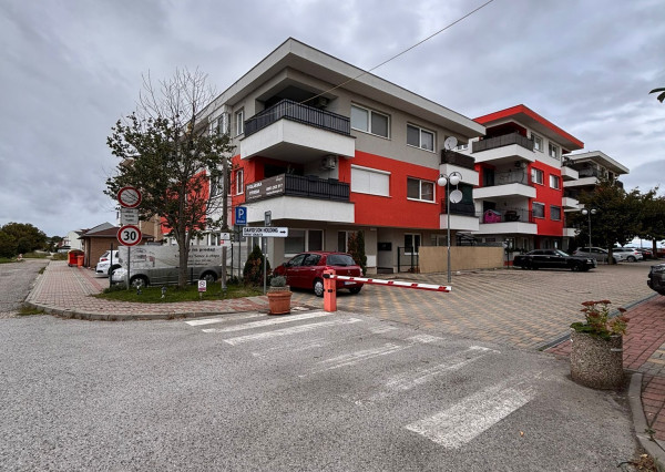 SENEC - EXKLUZÍVNE NA PREDAJ 3 izbový HOLOBYT s vlastným kúrením, vo vyhľadávanej lokalite pri Slnečných jazerách - Viladomy - ul. Dlhá v Senci