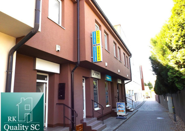 NA PREDAJ – polyfunkčný objekt v úplnom centre mesta Senec - obchodný priestor na prízemí a kancelárie na poschodí - pri pešej zóne