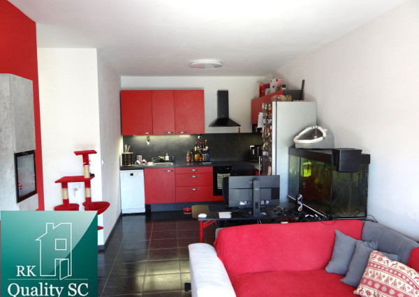 SENEC - NA PREDAJ NOVOSTAVBA-2 izbový čiastočne zariadený byt s terasou, záhradou a vlastným parkingom pre 2 autá - Holubia ul. - NOVÁ TEHELŇA v Senci