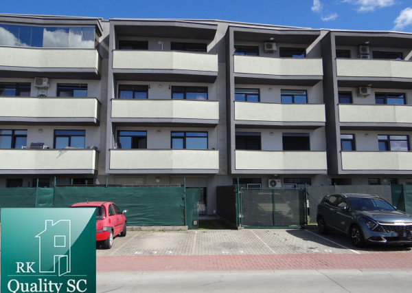 SENEC - NA PREDAJ NOVOSTAVBA-2 izbový čiastočne zariadený byt s terasou, záhradou a vlastným parkingom pre 2 autá - Holubia ul. - NOVÁ TEHELŇA v Senci