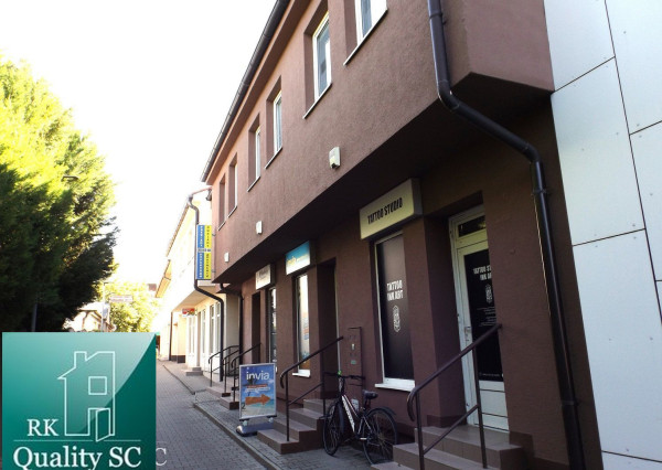 NA PREDAJ – polyfunkčný objekt v úplnom centre mesta Senec - obchodný priestor na prízemí a kancelárie na poschodí - pri pešej zóne