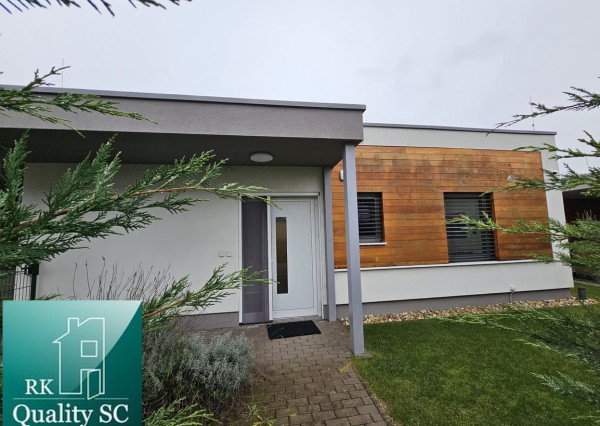 PRENAJATÉ- SENEC Gardens – Na prenájom zariadený 4. izbový bungalov  s parkovaním pre dve autá.