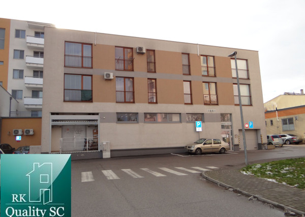 SENEC - EXKLUZÍVNE NA PREDAJ - kompletne zariadený a klimatizovaný 1 izbový byt v centre mesta - Nám. 1. mája v Senci