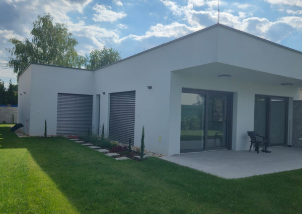 okr. Senec - Tureň - NA PREDAJ nízkoenergetická novostavba - 4 izbový rodinný dom typu bungalov na skoro 5á pozemku