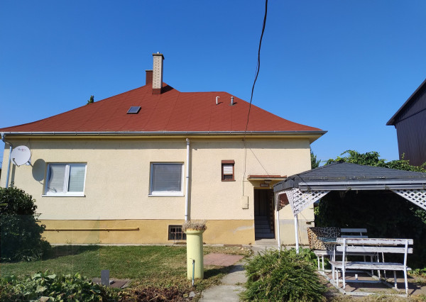 HAMULIAKOVO – NA PREDAJ – starší 5 izbový rodinný dom po čiastočnej rekonštrukcii v tichej lokalite pri Bratislave 
