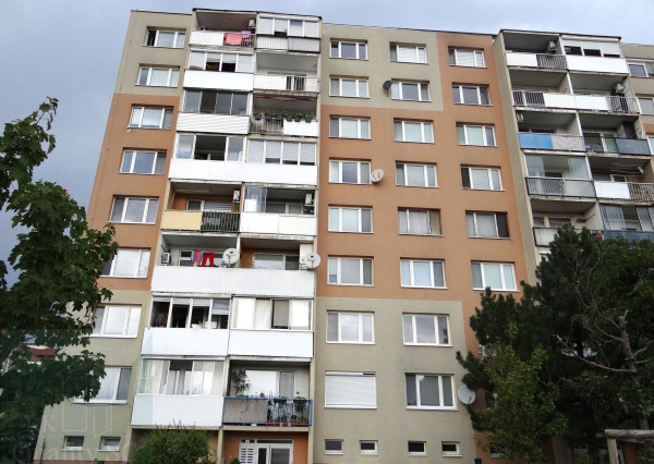SENEC - EXKLUZÍVNE NA PREDAJ - kompletne zariadený a klimatizovaný 3 izbový byt blízko centra mesta - Sokolská ulica, v Senci